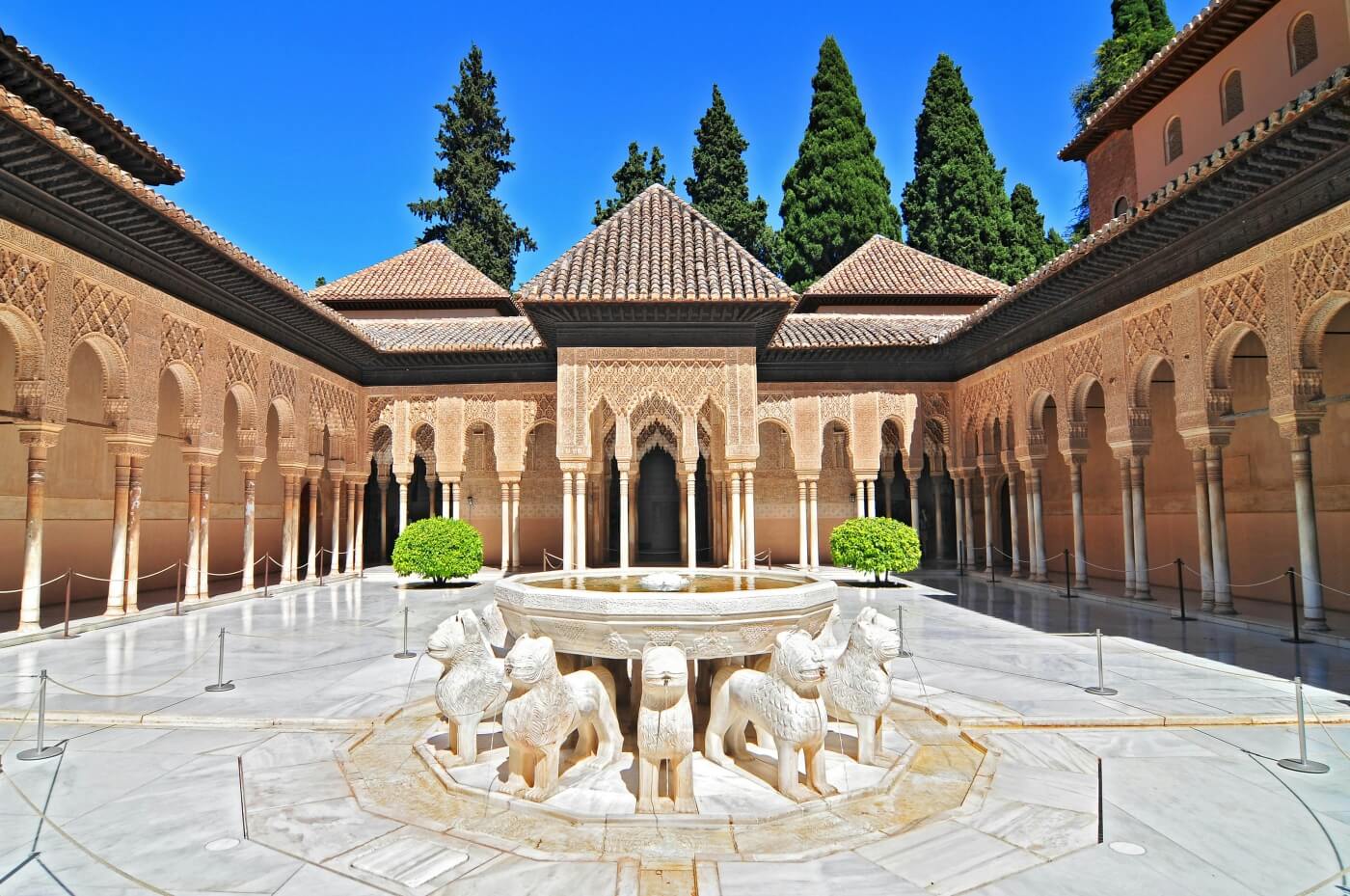 Patio de los Leones en La Alhambra en Granda Andalucía